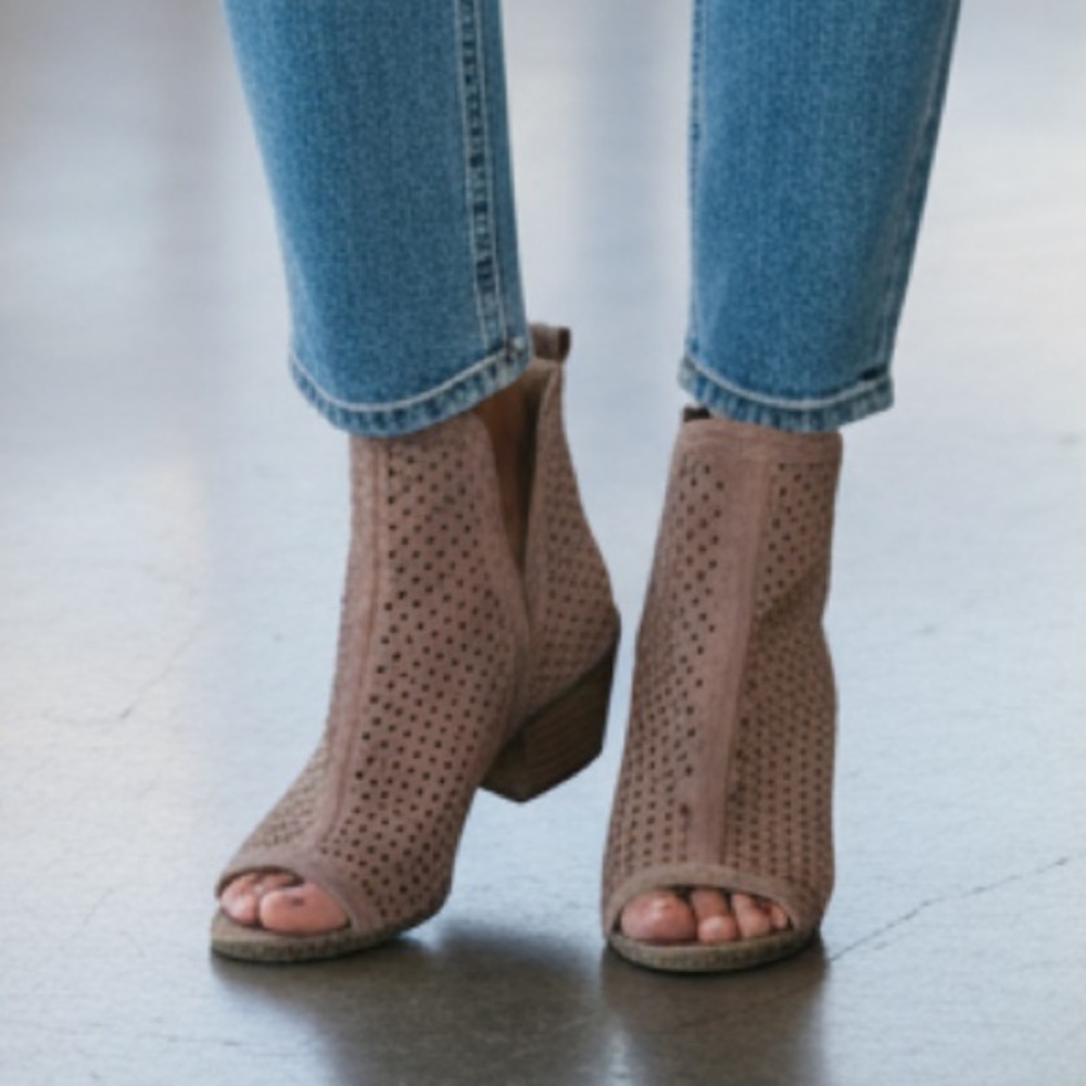 Lucky Brand Larissa Peep Toe Petforated Duede Leather upper heel booties 6M/36 - Picture 10 of 13